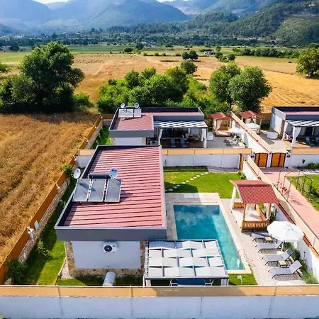 Yesil Uezuemlue De Muestakil Havuzlu Jakuzili Willa Fethiye