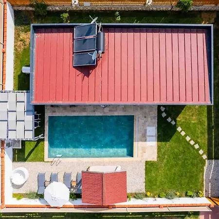 Yesil Uezuemlue De Muestakil Havuzlu Jakuzili Willa Fethiye