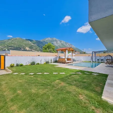 Yesil Uezuemlue De Muestakil Havuzlu Jakuzili Willa Fethiye