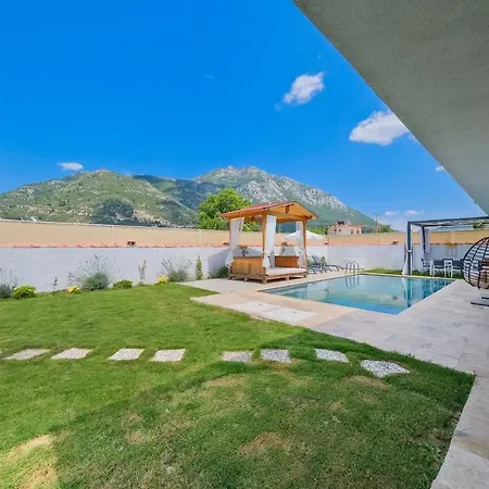 Yesil Uezuemlue De Muestakil Havuzlu Jakuzili Willa Fethiye